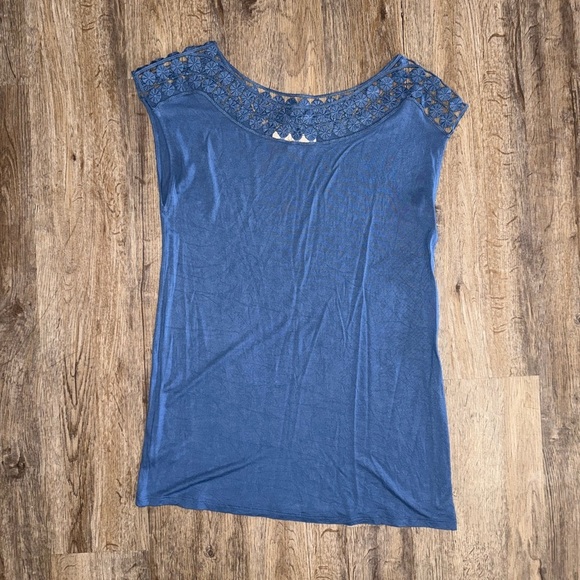 LOFT • Cap Sleeve Rayon Lace Shoulder Tee - Picture 3 of 9